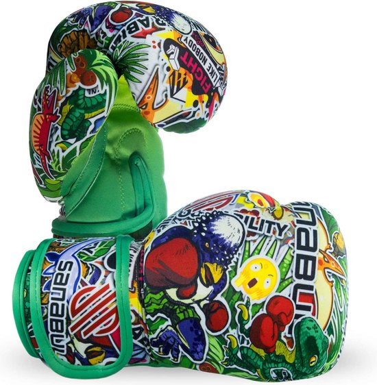 Groene bokshandschoenen met een opvallende 'sticker bomb' print met dinosaurussen, jungles en tekst. Één handschoen met groene klittenbandsluiting.