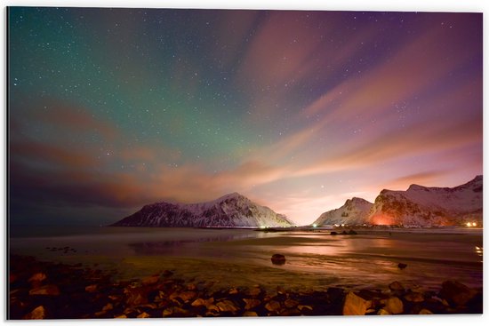 Dibond - Strand in Noorwegen tijdens een Heldere Nacht Vol Sterren - 60x40 cm Foto op Aluminium (Met Ophangsysteem)
