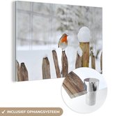 MuchoWow® Glasschilderij 30x20 cm - Schilderij acrylglas - Roodborstje op een besneeuwd hek - Foto op glas - Schilderijen