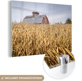 MuchoWow® Glasschilderij 60x40 cm - Schilderij acrylglas - Maisveld met een boerderij - Foto op glas - Schilderijen