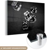 MuchoWow® Glasschilderij 60x40 cm - Schilderij acrylglas - Dobbelstenen vallen op tafel - zwart wit - Foto op glas - Schilderijen