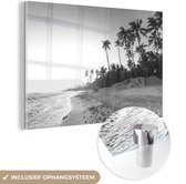 MuchoWow® Glasschilderij 90x60 cm - Schilderij acrylglas - Palmbomen op het strand tijdens de zonsopkomst - zwart wit - Foto op glas - Schilderijen