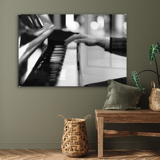 MuchoWow® Peinture sur Verre - Tableaux de Pianiste Jouant du Piano d'une Main en Noir et Blanc - 120x80 cm - Peintures sur Verre Acrylique - Photo sur Glas
