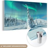MuchoWow® Glasschilderij 40x20 cm - Schilderij acrylglas - Noorderlicht - Sneeuw - Landschap - Winter - Den - Foto op glas - Schilderijen