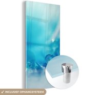 MuchoWow® Glasschilderij 60x120 cm - Schilderij acrylglas - Veren achtergrond met dauw - Foto op glas - Schilderijen