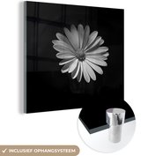 MuchoWow® Glasschilderij 90x90 cm - Schilderij acrylglas - Een wit madeliefje op een zwarte achtergrond - Foto op glas - Schilderijen