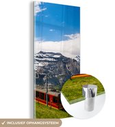 MuchoWow® Glasschilderij 20x40 cm - Schilderij acrylglas - Een rode trein in de Alpen - Foto op glas - Schilderijen