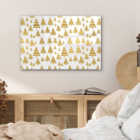 MuchoWow® Glasschilderij 60x40 cm - Schilderij acrylglas - Kerst - Kerstbomen - Goud - Patronen - Foto op glas - Schilderijen