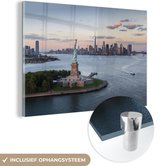 MuchoWow® Glasschilderij 120x80 cm - Schilderij acrylglas - Luchtfoto van het Amerikaanse Vrijheidsbeeld in New York tijdens zonsondergang - Foto op glas - Schilderijen