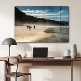 MuchoWow® Glasschilderij 120x80 cm - Schilderij acrylglas - Surfers op het strand - Foto op glas - Schilderijen