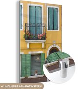 MuchoWow® Glasschilderij 60x90 cm - Schilderij acrylglas - Vrolijk huis in Italië met luiken - Foto op glas - Schilderijen