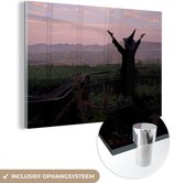 MuchoWow® Glasschilderij 90x60 cm - Schilderij acrylglas - Griezelige heks die het uitzicht aanschouwt - Foto op glas - Schilderijen