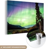 MuchoWow® Glasschilderij 60x40 cm - Schilderij acrylglas - Noorderlicht - Boom - Berg - Natuur - Foto op glas - Schilderijen