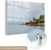 MuchoWow® Glasschilderij 180x120 cm - Schilderij acrylglas - Huizen aan het meer van Brokopondo, Suriname - Foto op glas - Schilderijen