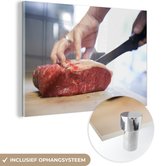 MuchoWow® Glasschilderij 60x40 cm - Schilderij acrylglas - De slager snijdt het vlees - Foto op glas - Schilderijen