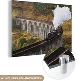 MuchoWow® Glasschilderij 90x60 cm - Schilderij acrylglas - Een stoomtrein rijdt over een brug - Foto op glas - Schilderijen