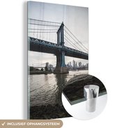 MuchoWow® Glasschilderij 100x150 cm - Schilderij acrylglas - Manhattan - Brug - Water - Foto op glas - Schilderijen