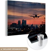 MuchoWow® Glasschilderij 60x40 cm - Schilderij acrylglas - Landend vliegtuig tijdens zonsopkomt - Foto op glas - Schilderijen