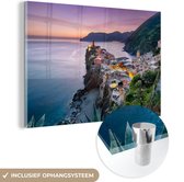 MuchoWow® Glasschilderij 90x60 cm - Schilderij acrylglas - Uitzicht over verlichte huisjes en de zee in Cinque Terre - Foto op glas - Schilderijen