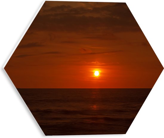 PVC Schuimplaat Hexagon - Roodkleurige Zonsondergang aan de Horizon bij de Oceaan - 30x26.1 cm Foto op Hexagon (Met Ophangsysteem)