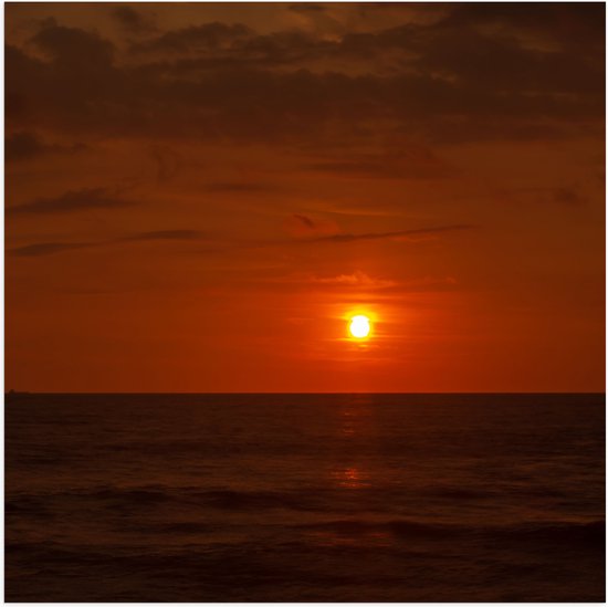 Poster (Mat) - Roodkleurige Zonsondergang aan de Horizon bij de Oceaan - 50x50 cm Foto op Posterpapier met een Matte look