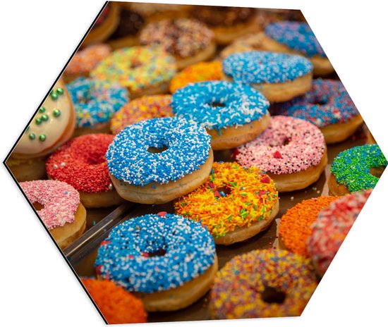 Dibond Hexagon - Rij Verse Donuts met Verschillende Kleuren Sprinkles - 60x52.2 cm Foto op Hexagon (Met Ophangsysteem)
