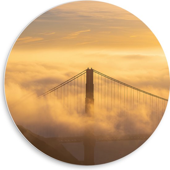 PVC Schuimplaat Muurcirkel - Rode Golden Gate Bridge door Wolkendek - 50x50 cm Foto op Muurcirkel (met ophangsysteem)