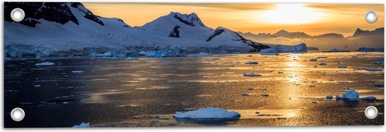 Tuinposter – IJsbergen langs Bevroren Meer tijdens Felle Zonsondergang - 60x20 cm Foto op Tuinposter (wanddecoratie voor buiten en binnen)