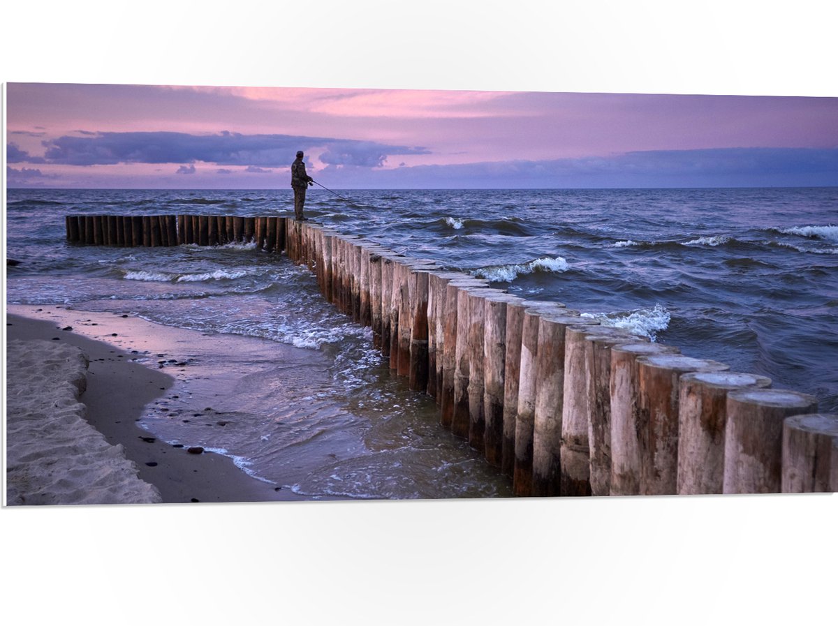 PVC Schuimplaat- Man op Palen in de Wilde Zee tijdens het Vissen - 100x50 cm Foto op PVC S