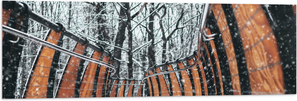 Vlag - Hekwerk in Ondergesneeuwd Bos - 120x40 cm Foto op Polyester Vlag