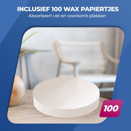 Een ronde, witte, papieren schijf op een houten tafel, met het cijfer '100' in een roze vierkant.
