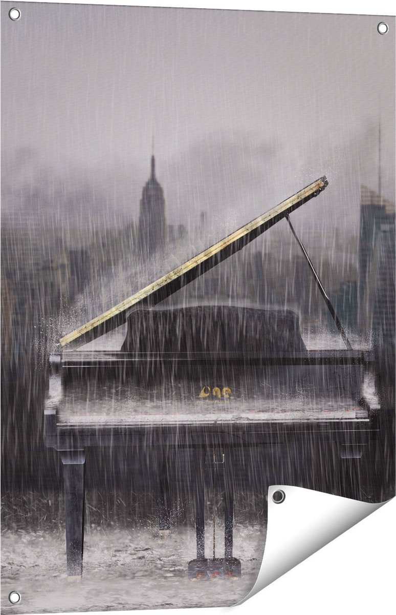 Gards Tuinposter Piano in de Regen voor een Stad - 60x80 cm - Tuindoek - Tuindecoratie - Wanddecoratie buiten - Tuinschilderij Multikleur