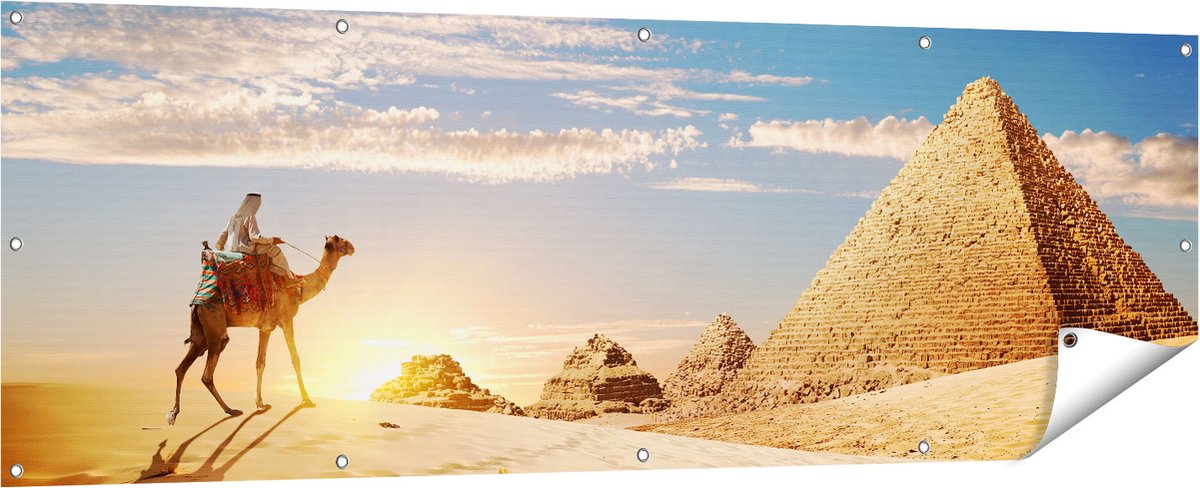 Gards Tuinposter Egyptische Piramides met een Kameel - 180x60 cm - Tuindoek - Tuindecoratie - Wanddecoratie buiten - Tuinschilderij Multikleur