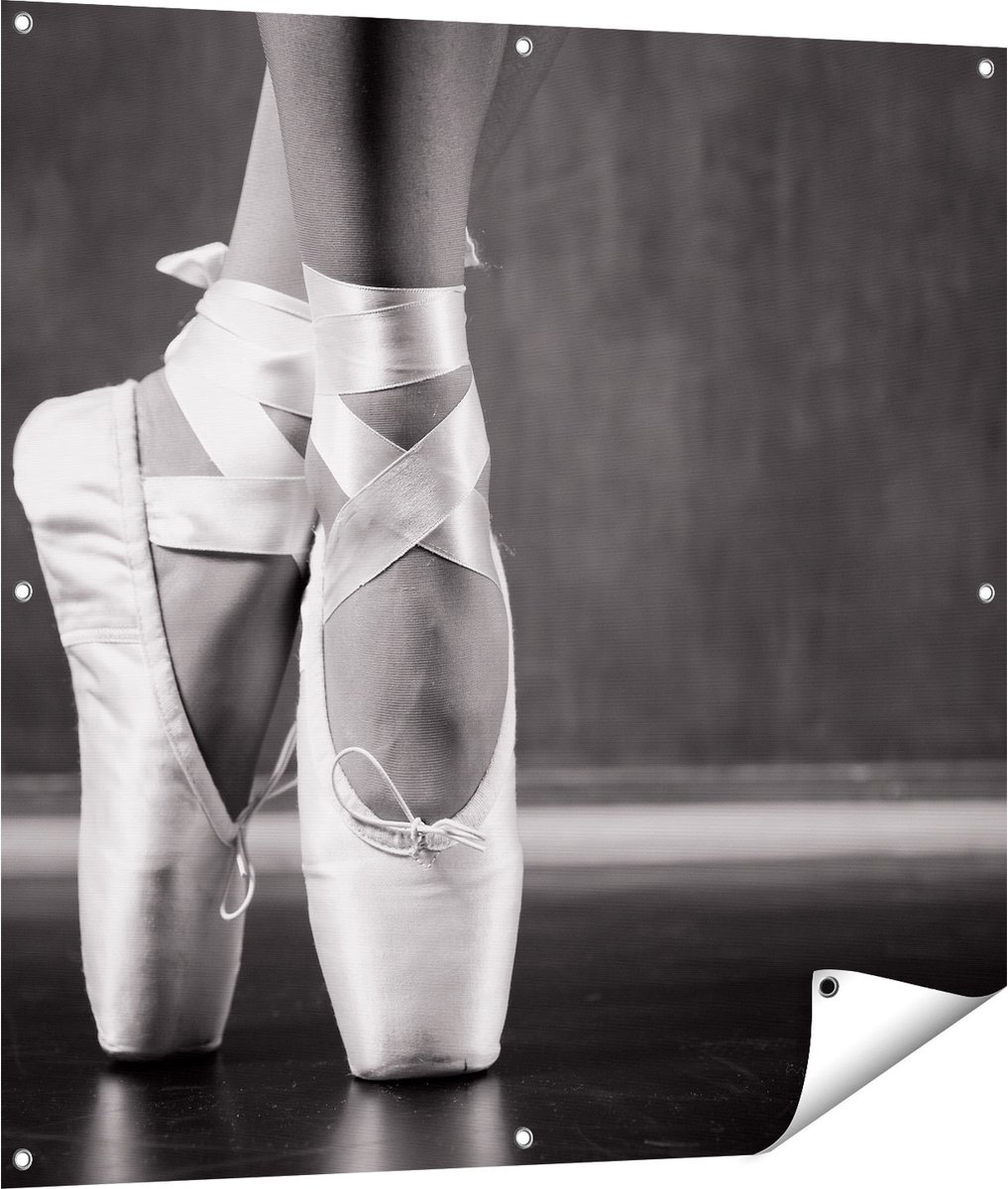 Gards Tuinposter Ballet Schoenen van een Ballerina - Zwart Wit - 100x100 cm - Tuindoek - Tuindecoratie - Wanddecoratie buiten - Tuinschilderij Multikleur