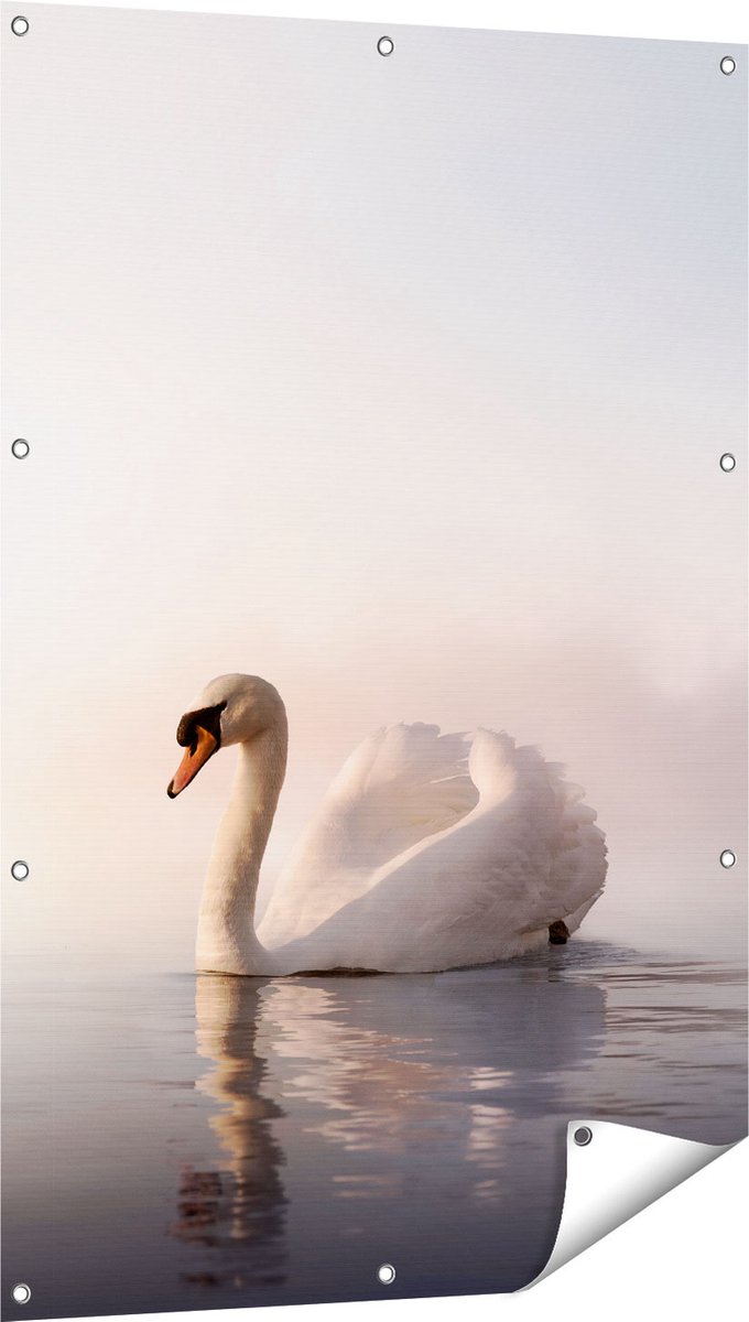 Gards Tuinposter Zwaan in het Water tijdens de Mist - 80x120 cm - Tuindoek - Tuindecoratie - Wanddecoratie buiten - Tuinschilderij Multikleur