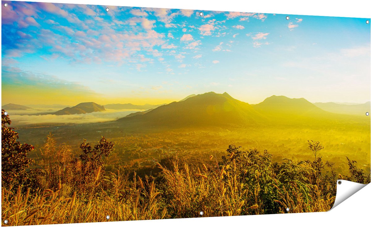 Gards Tuinposter Bergen met Mist in Thailand - 200x100 cm - Tuindoek - Tuindecoratie - Wanddecoratie buiten - Tuinschilderij Multikleur