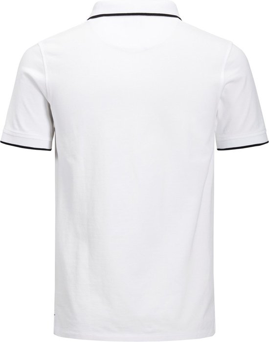 Witte polo met zwarte biezen op de kraag en mouwen.