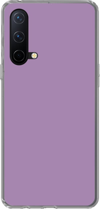 Coque de téléphone violette avec triple caméra.