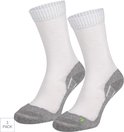 3-pack witte wandelsokken met grijze versteviging bij hiel, teen en boord. Groen logo op de teen.