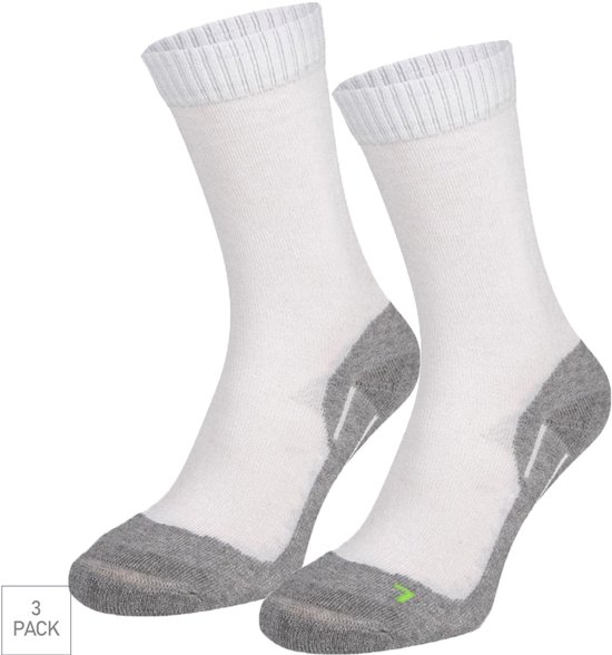 3-pack witte wandelsokken met grijze versteviging bij hiel, teen en boord. Groen logo op de teen.