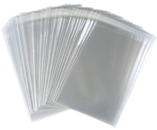 Stapel transparante cellofaan zakjes met plakstrip, uitwaaierend.