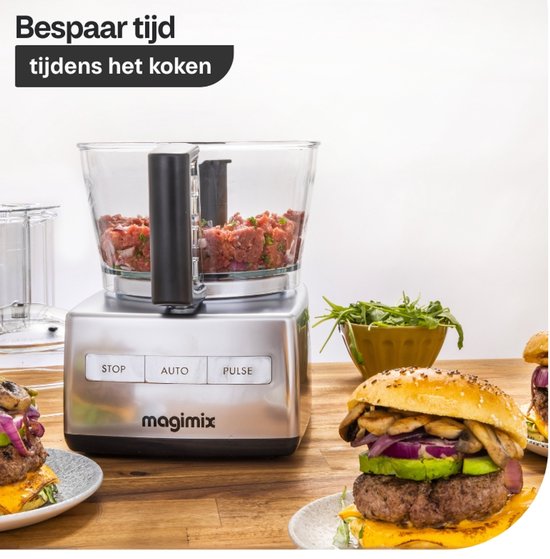 Magimix keukenmachine met rundergehakt in de kom, naast twee hamburgers. "Bespaar tijd tijdens het koken".