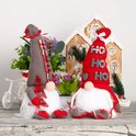 Deux gnomes de Noël, un gris et un rouge avec 'HO HO HO' sur le chapeau, avec des barbes blanches.