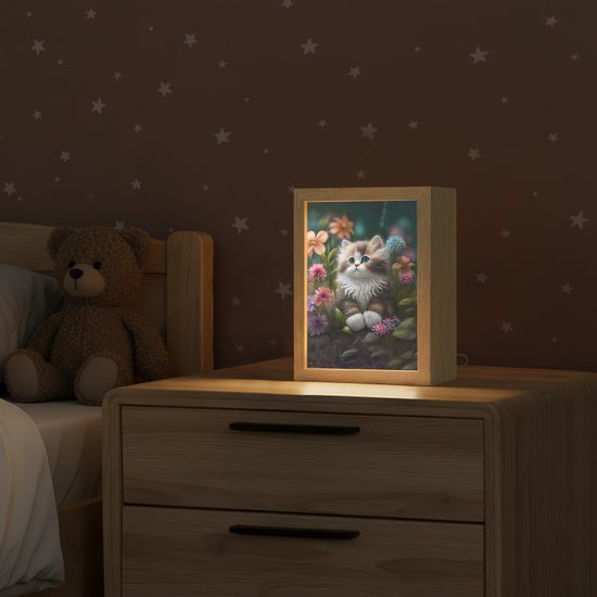 Nachtlampje 15x20 cm - Kinder lampje - Kitten - Illustratie - Bloemen - Natuur - Kat - Tafellamp kinderkamer - Slaapkamer lamp - Bedlamp kinderen - Kinderlampje stopcontact - Wandlamp babykamer - Nachtlampjes van OnlyWow — afbeelding 2