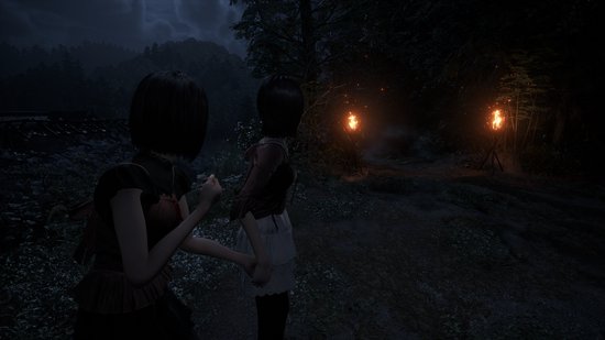 Twee vrouwen met donker haar kijken naar drie brandende fakkels in een donker bos.