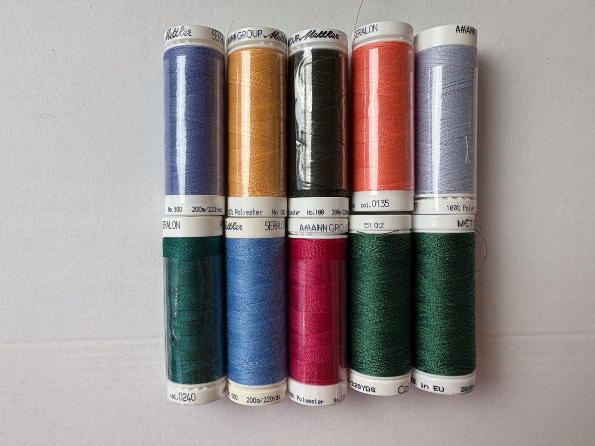Set van 10× Métis & Mettler Seralon naaigaren – 200m – Mix van blauw, oker, donkergroen, lichtgrijs & roze – Polyester naaigaren