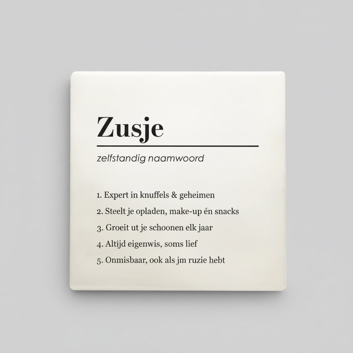 Nevolis Zusje Definitie Tegel – Grappige Woordenboek Tekst over Zus – Decoratieve Keramische Tegel als Cadeau 15 x 15 cm Multi Color