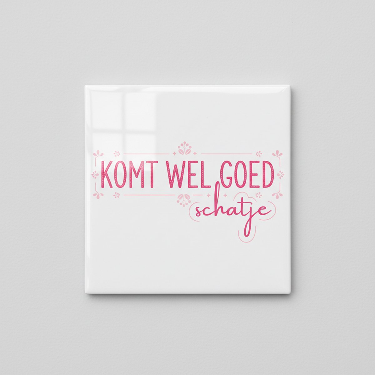 Nevolis Inspirerende 15×15 cm Keramische Tegel – “Komt Wel Goed Schatje” Roze Bloemen Nederlandse Quote Wanddecoratie Multi Color