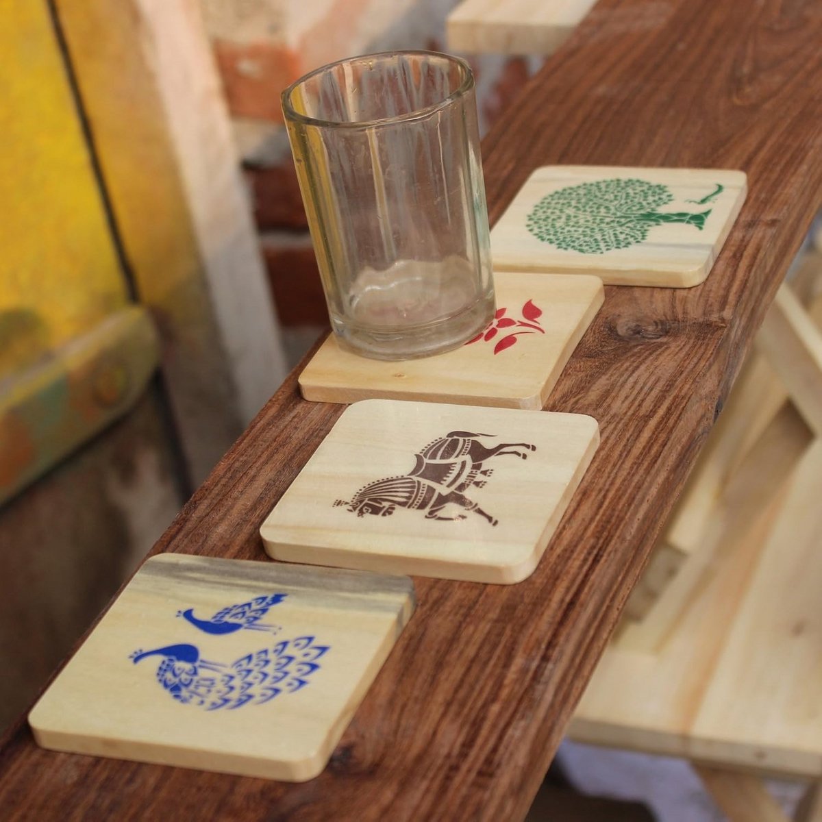 Set van 4 Houten Onderzetters met Traditionele Print