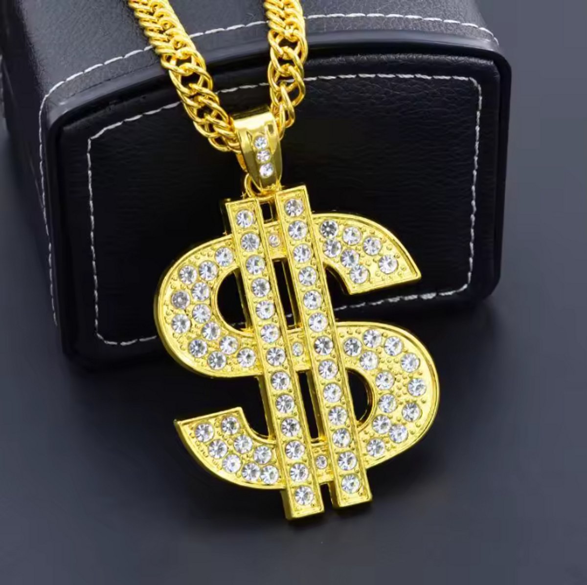 New Age Devi - Dolla Sign Chain - Goudkleurige Ketting Hanger - Pimp Gangster Rapper Baas